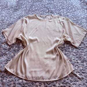 Alyssa Carr Vintage Beige Satin Polyester Short Sleeve Shoulder Button Blouse Si